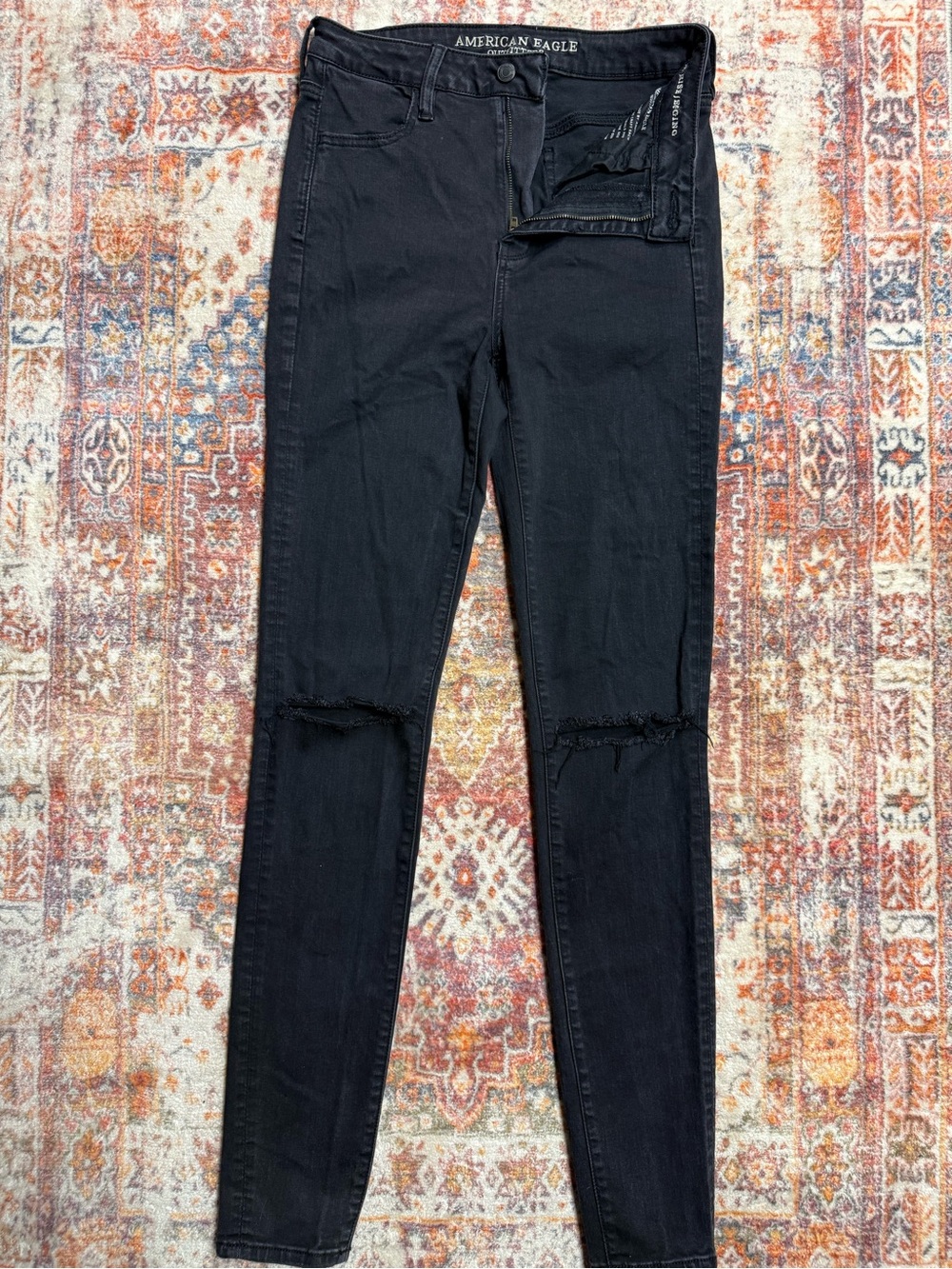 American Eagle Super Hi-Rise Jegging Size 8 X-Long Black Knee Rip Jeans